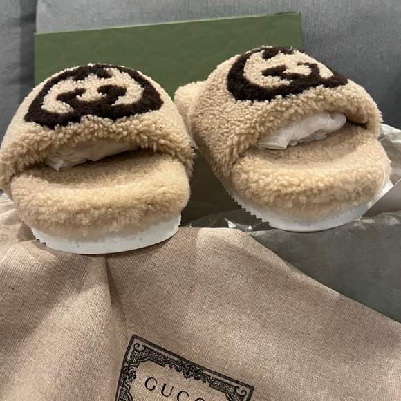 NEW in box. Gucci GG beige shearling fur platform slides - Picture 4 of 11